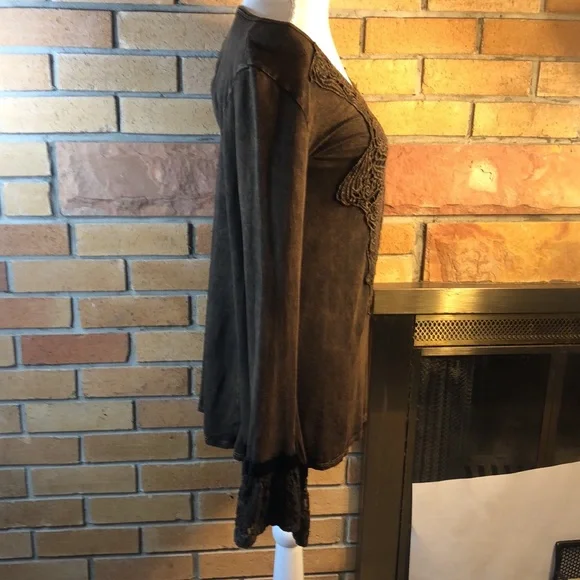 Lace Bell sleeve embroidered top - Picture 4 of 6